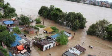 Flood forces all Susta residents to safety across Narayani River